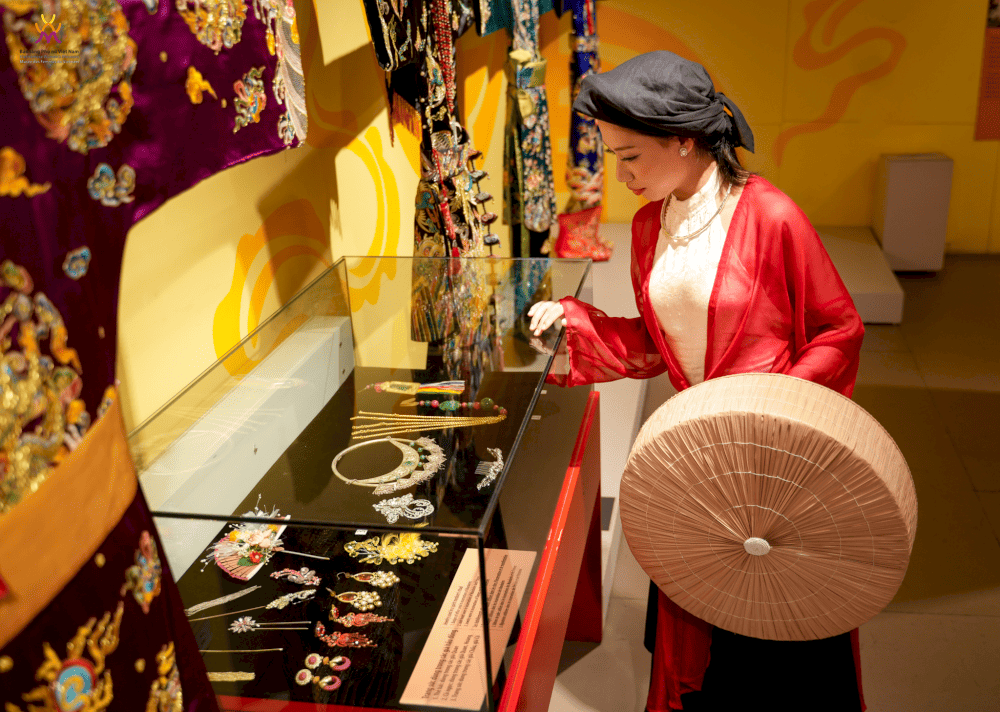 Visitors can explore traditional costumes, historical photographs, and personal accounts of female soldiers and activists (Source: Fanpage Bảo tàng Phụ nữ Việt Nam - Vietnamese Women's Museum)